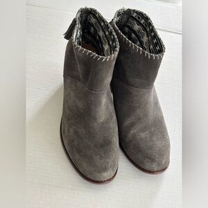Toms Women’s Gray Faux Suede Ankle Boots Bootie Sz. 11 Stacked Heel Contemporary